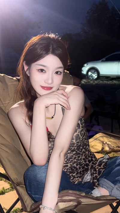 两只小兔子在跳舞的精彩瞬间